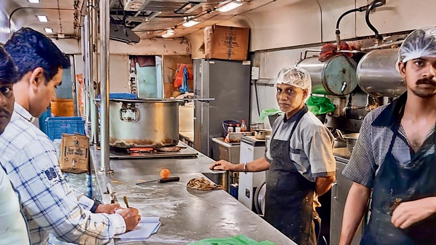 Gaya News : सात मार्च तक ट्रेनों में मिलेगा बिना लहसुन-प्याज वाला भोजन