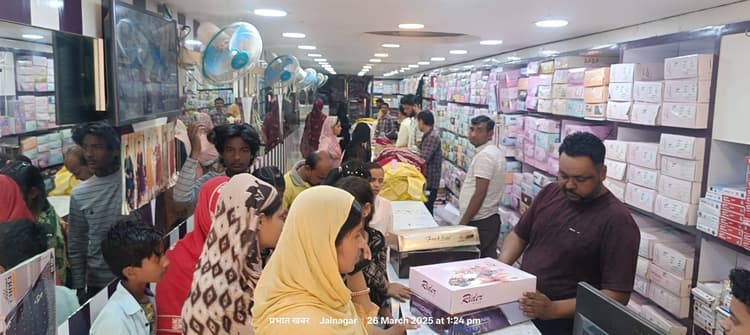 Madhubani News : ईद-उल-फितर की खरीदारी के लिए बाजारों में उमड़ी भीड़