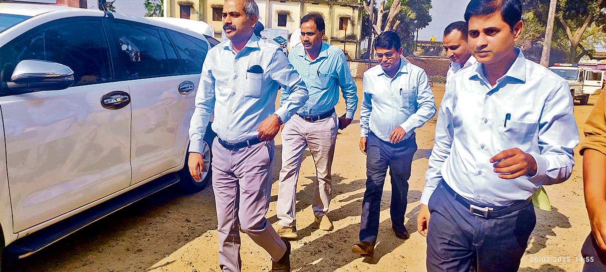 नवादा : मगध कमिश्नर ने किया औचक निरीक्षण