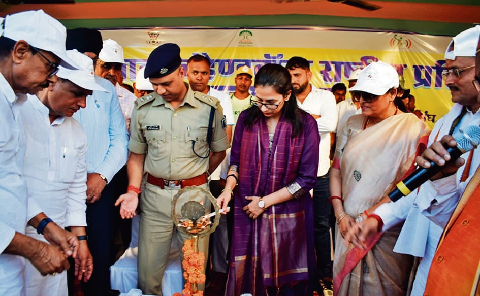 Jehanabad : 40वीं नेशनल जूनियर बालक हैंडबॉल प्रतियोगिता का डीएम ने किया उद्घाटन