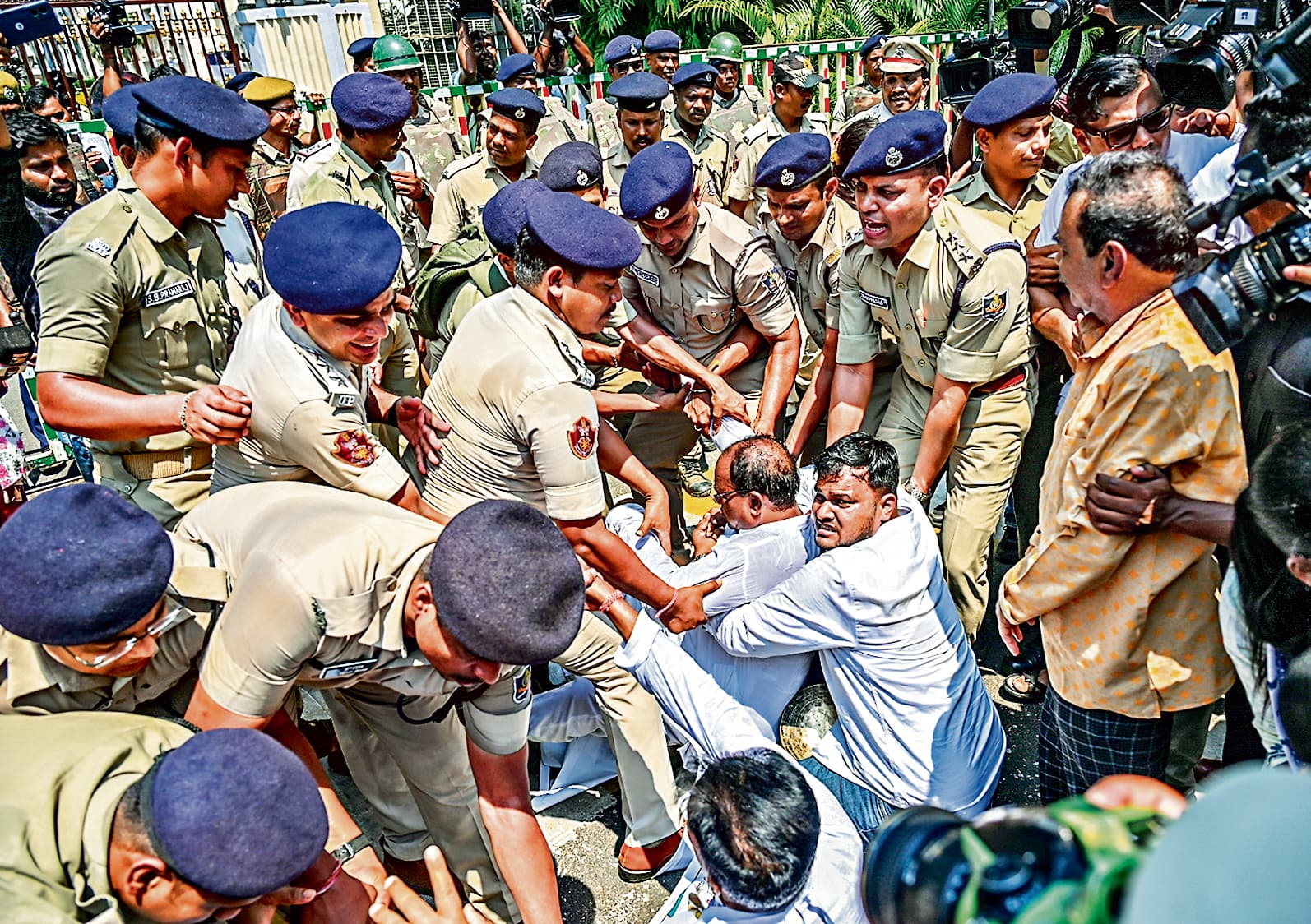 Bhubaneswar News: कांग्रेस के दो और विधायक निलंबित, गार्ड से हाथापाई के बाद हिरासत में लिये गये