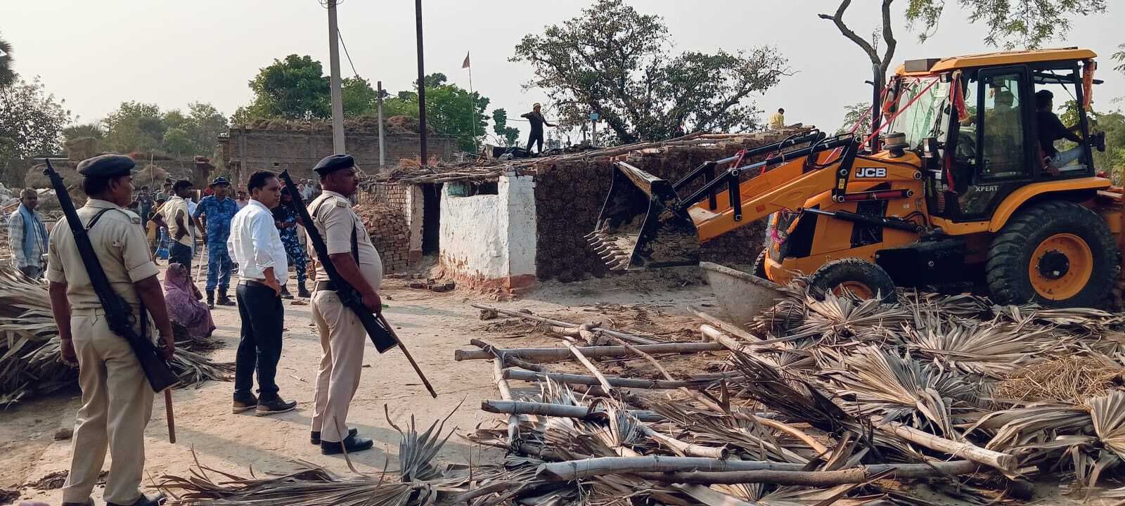 Bhagalpur news पंचायत सरकार भवन निर्माण को लेकर एक दर्जन से अधिक घरों पर चला बुलडोजर