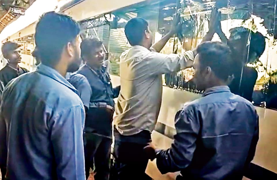 Rourkela News: कलुंगा-कांसबहाल के बीच टुंगुटोला में वंदे भारत एक्सप्रेस पर पथराव