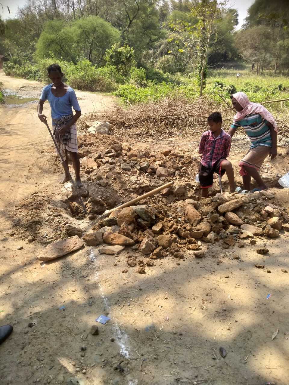 East Singhbhum News : रैयत ने सड़क खोदी, पुलिस ने गड्ढा भरवाया, बागजाता माइंस में काम शुरू