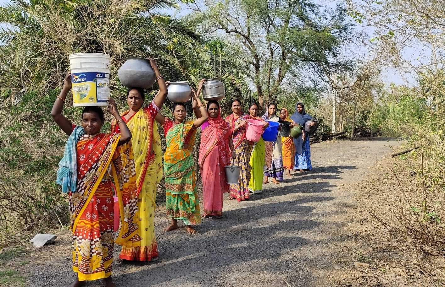 East Singhbhum News : आंधी में ट्रांसफॉर्मर गिरा, 10 दिनों से तीन गांवों में बिजली नहीं, नदी का पानी पी रही 600 की आबादी