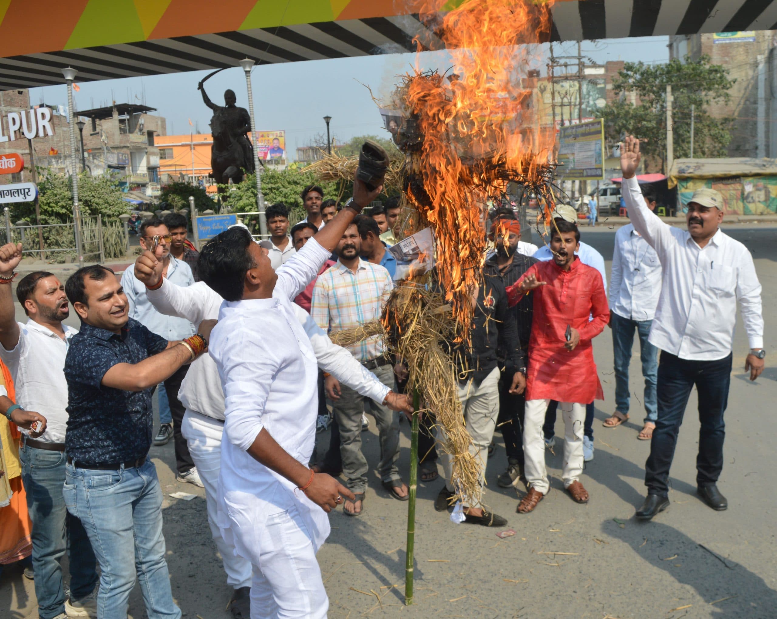 Bhagalpur News: करणी सेना ने सांसद रामलाल सुमन का पुतला फूंका