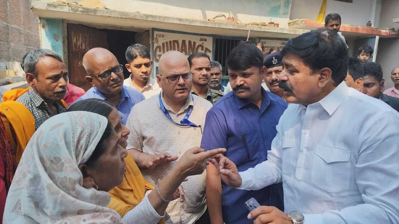 वक्फ बोर्ड की विवादित जमीन का मंत्री ने किया निरीक्षण