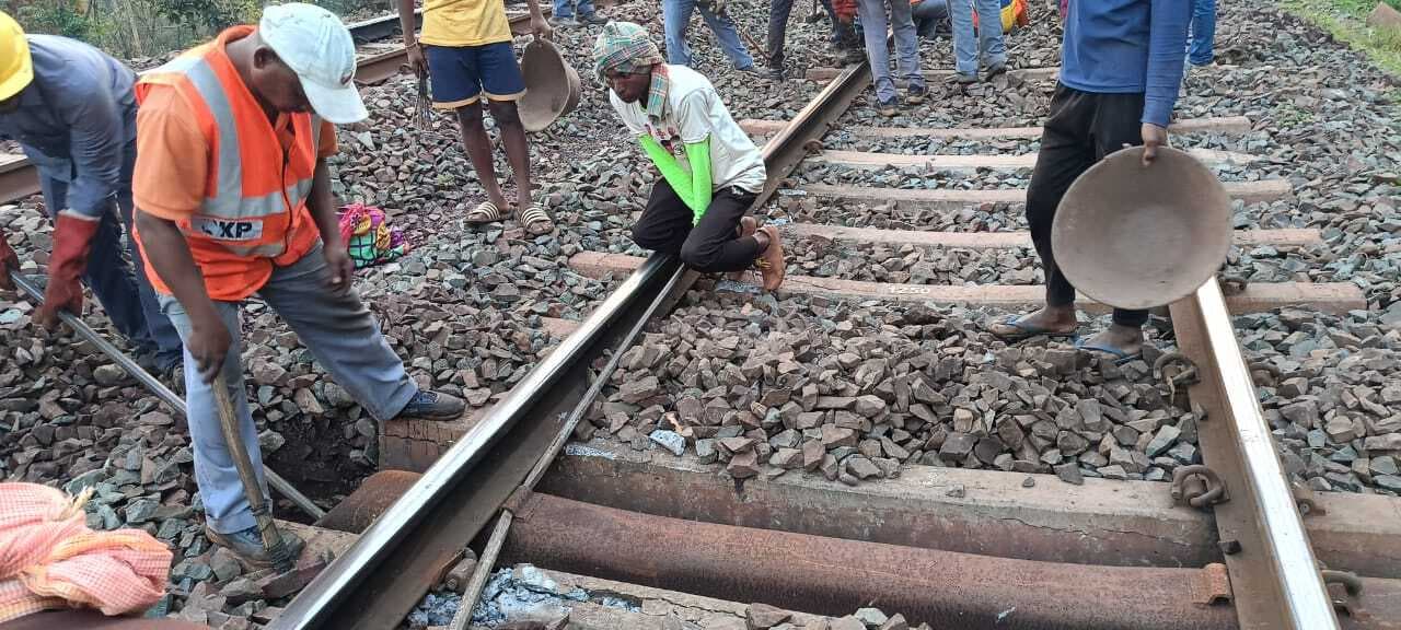 West Singbhum News : मालगाड़ी का डिब्बा बेपटरी, चार किमी तक ट्रैक के सिलपट व चाबी क्षतिग्रस्त