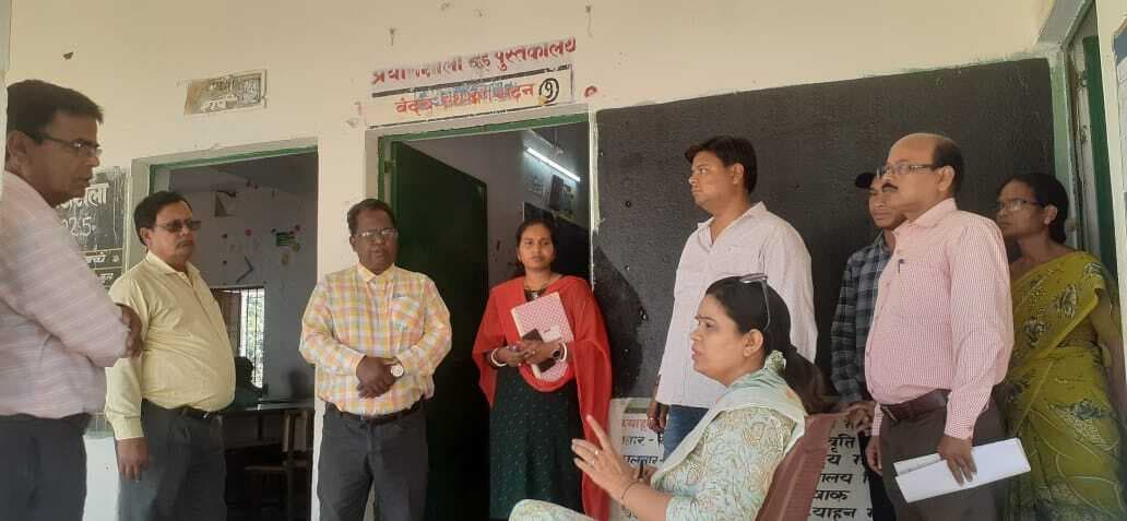 East Singhbhum News : घाटशिला के दीघा उत्क्रमित उच्च विद्यालय में औचक निरीक्षण, चार शिक्षक नदारद, मध्याह्न भोजन के पांच क्विंटल चावल में लगे लगे कीड़े