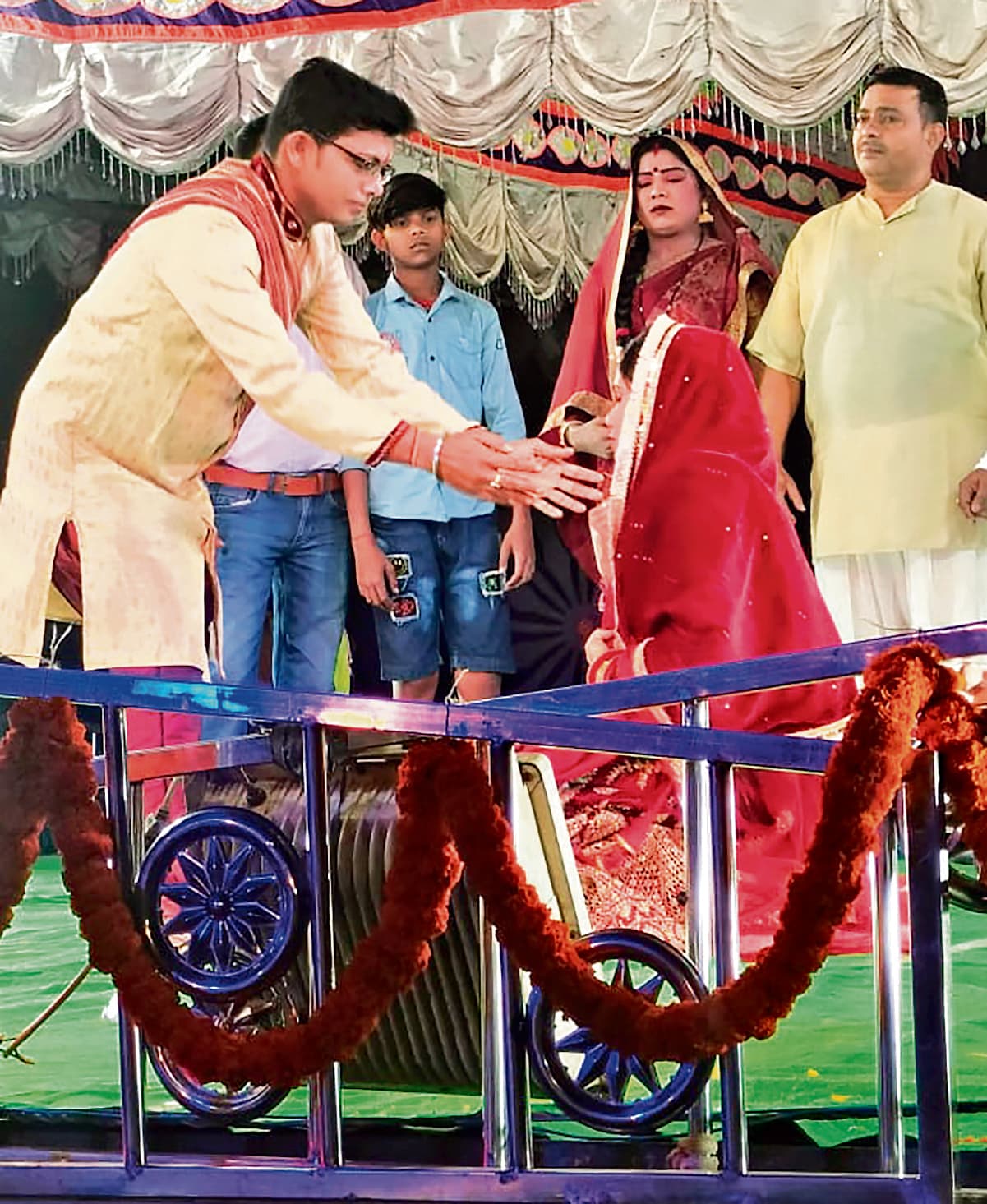 seraikela kharsawan news: ओड़िया नाटकों से सांस्कृतिक विरासत को संजो रहे कलाकार