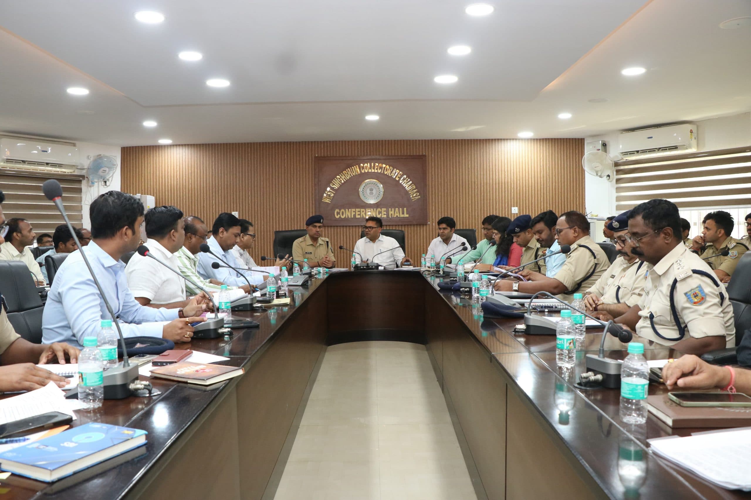 Chaibasa News : जुलूस मार्ग से बिल्डिंग मैटेरियल को हटवायें, इमारतों की छतों की ड्रोन से होगी निगरानी