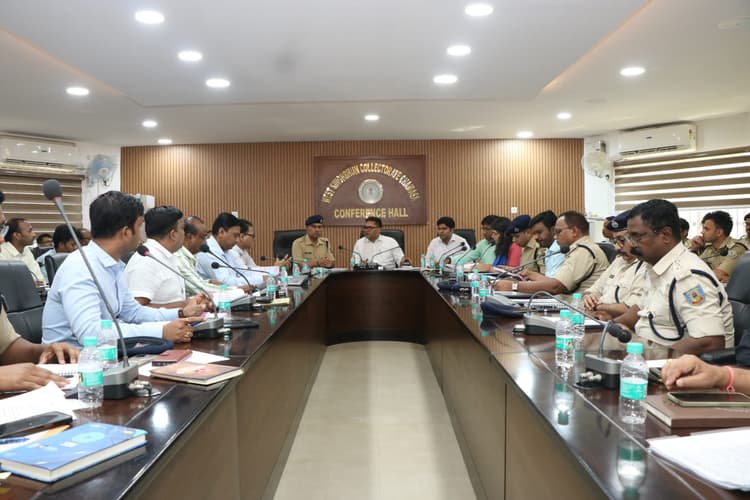 Chaibasa News : जुलूस मार्ग से बिल्डिंग मैटेरियल को हटवायें, इमारतों की छतों की ड्रोन से होगी निगरानी