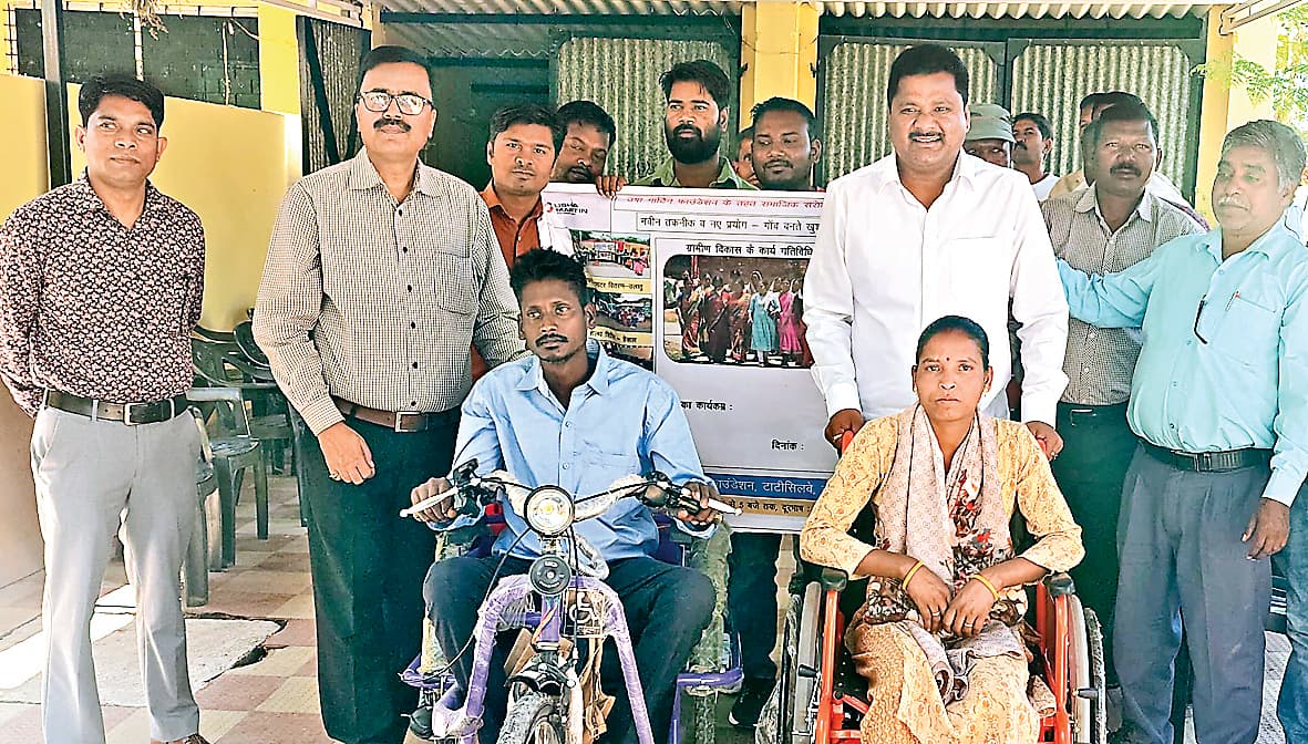 ranchi news : उषा मार्टिन फाउंडेशन ने दिव्यांगों की दी ट्राइसाइकिल