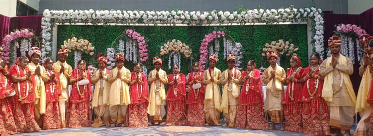 Dhanbad News: टोटो से निकली बरात, 11 जोड़ों का हुआ सामूहिक विवाह