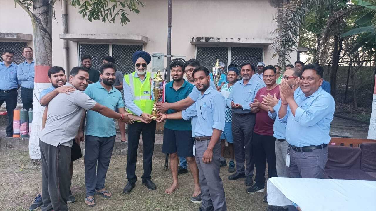 Dhanbad News: वॉलीबॉल टूर्नामेंट में वॉली बाउंसर बना चैंपियन