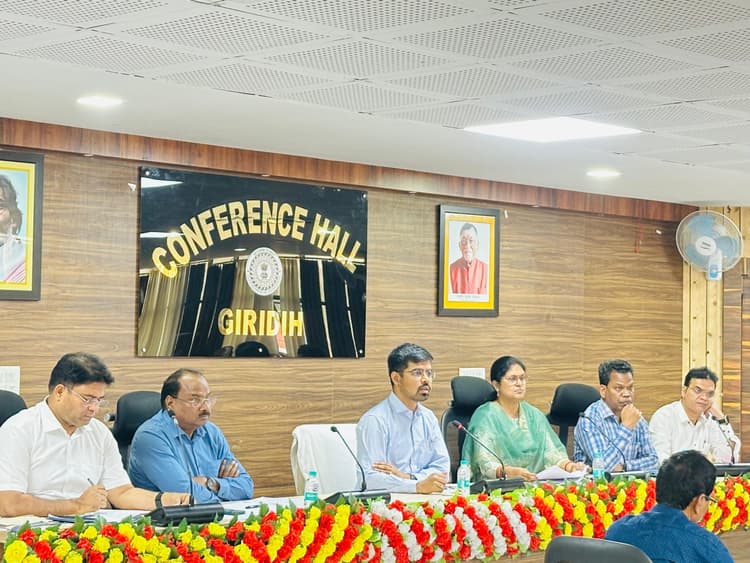 Giridih News: डीसी ने की विभागों के आवंटन और व्यय की समीक्षा