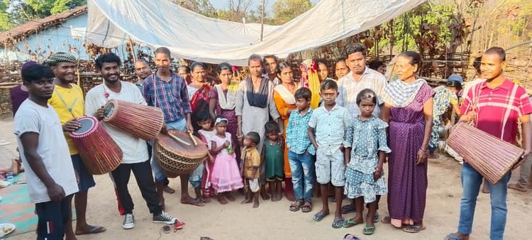 Chaibasa News : आदिवासी परंपरा : तीन दांत संग जन्मी बच्ची की श्वान से शादी रचायी