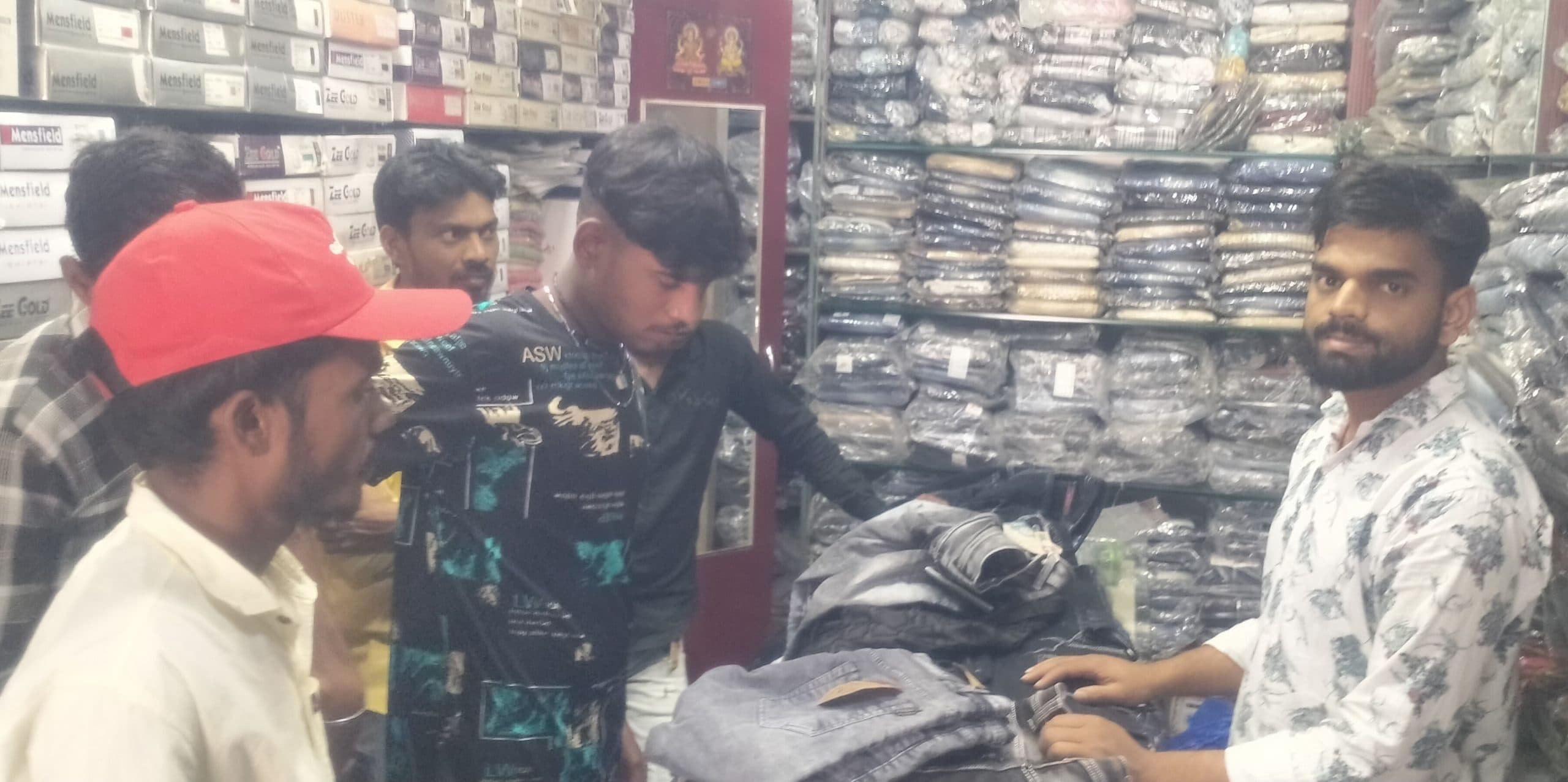 Giridih News: सज गया ईद का बाजार, दुकानों में उमड़ रही भीड़