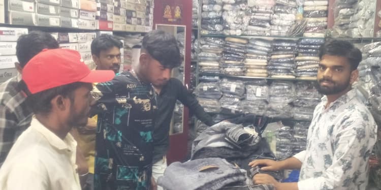 Giridih News: सज गया ईद का बाजार, दुकानों में उमड़ रही भीड़