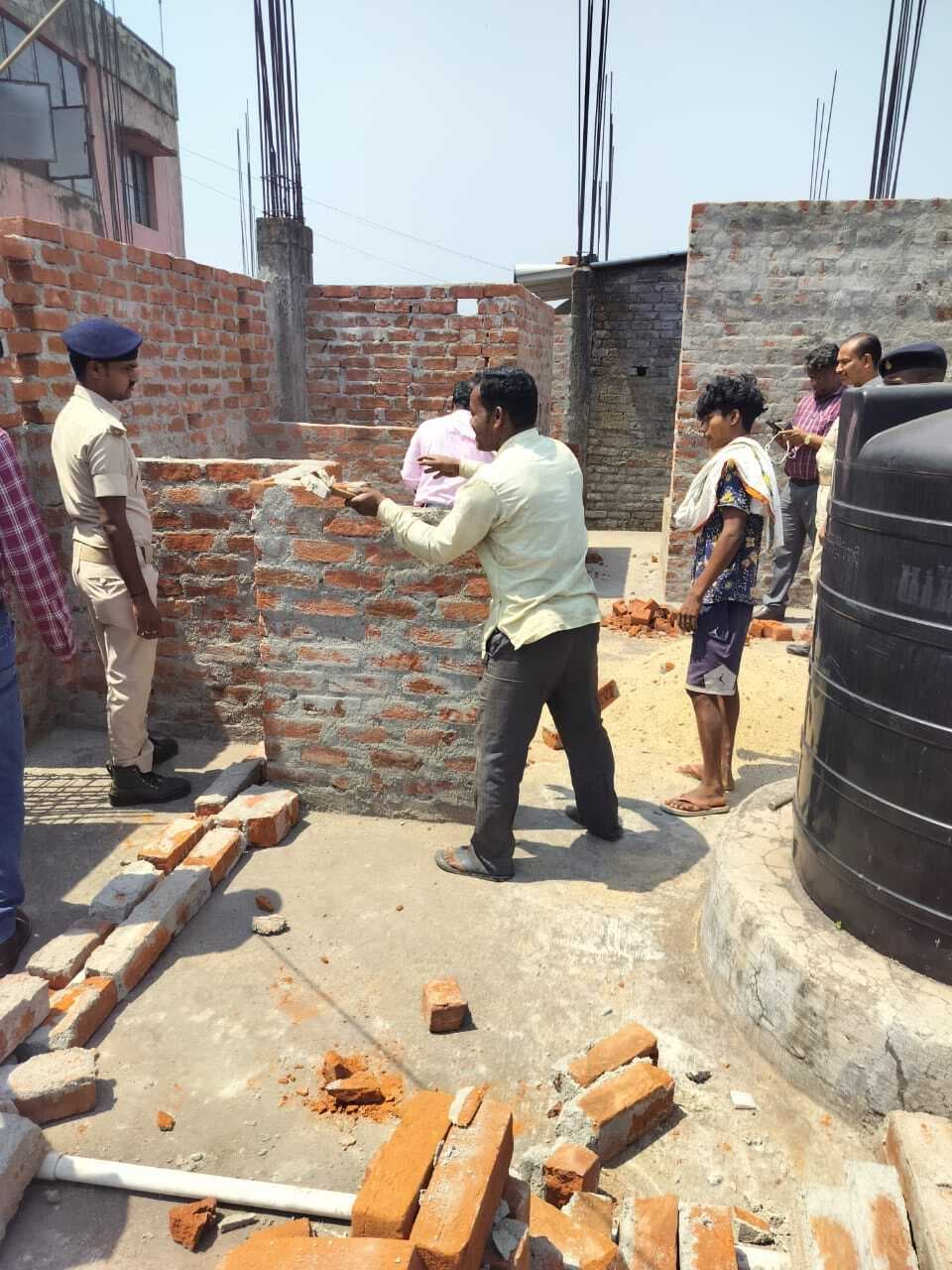 Jamshedpur News : कदमा में निर्माणाधीन भवन को जेएनएसी ने तोड़ा