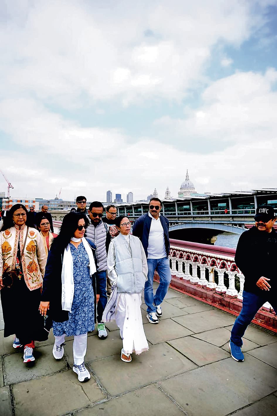 लंदन की सड़कों व गलियों में पैदल चलीं ममता