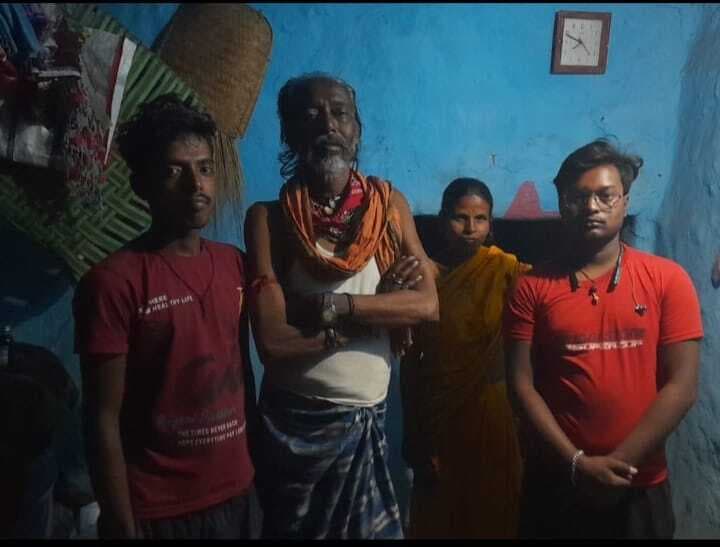 Dhanbad News: कुंभ में बिछड़े महेंद्र ठाकुर ने 40 दिनों तक भीख मांग कर गुजारा किया