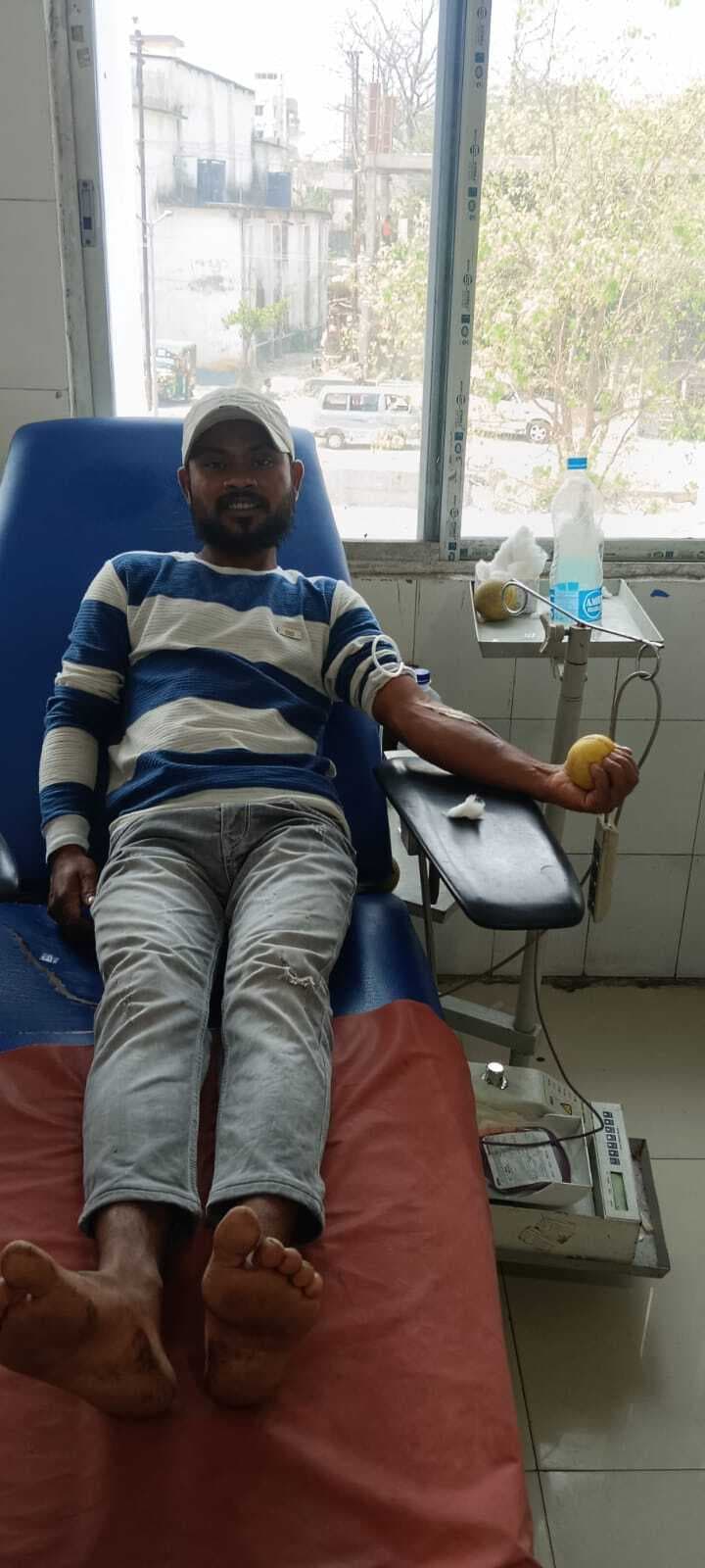 Dhanbad News: ब्लड बैंक में रक्त की कमी को दूर करने के लिए आगे आ रहे रक्तवीर