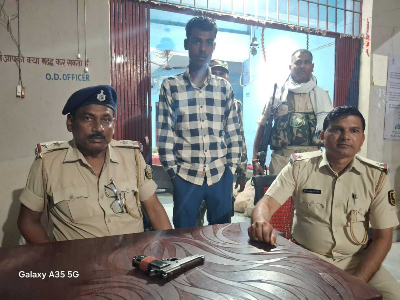 Motihari news: देसी पिस्टल के साथ पानीपुरी बेचने वाला गिरफ्तार