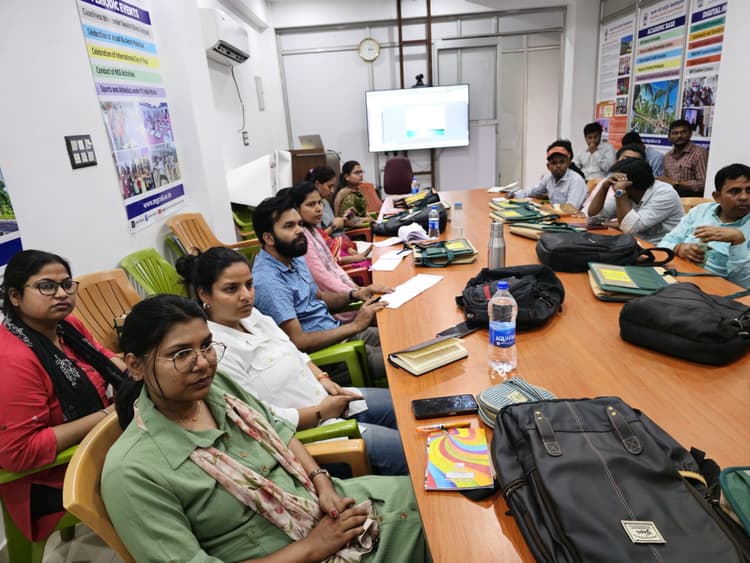 Motihari news : उपलब्ध सूचनाओं का विवेकपूर्ण सदुपयोग ही गुणात्मक शोध का आधार : प्रो संतोष त्रिपाठी