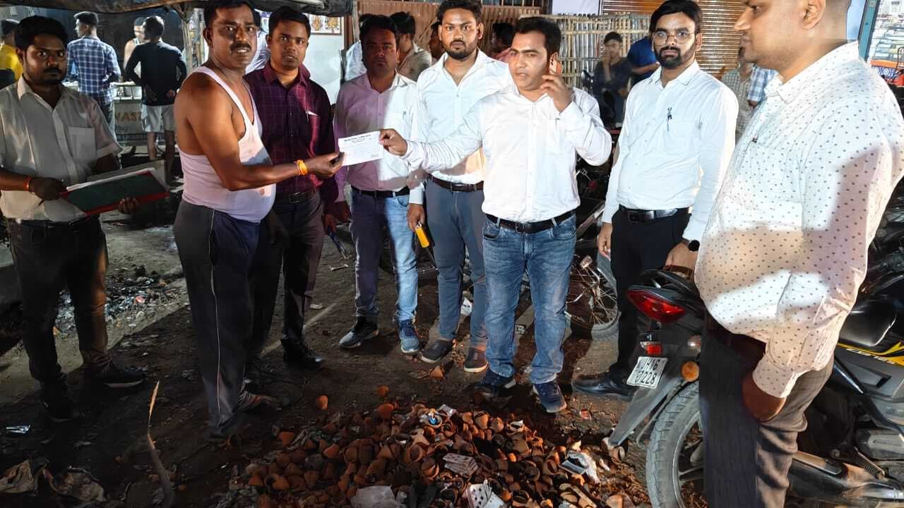 नगर क्षेत्र की दुकानों से प्रशासन ने वसूला 2100 रुपये जुर्माना