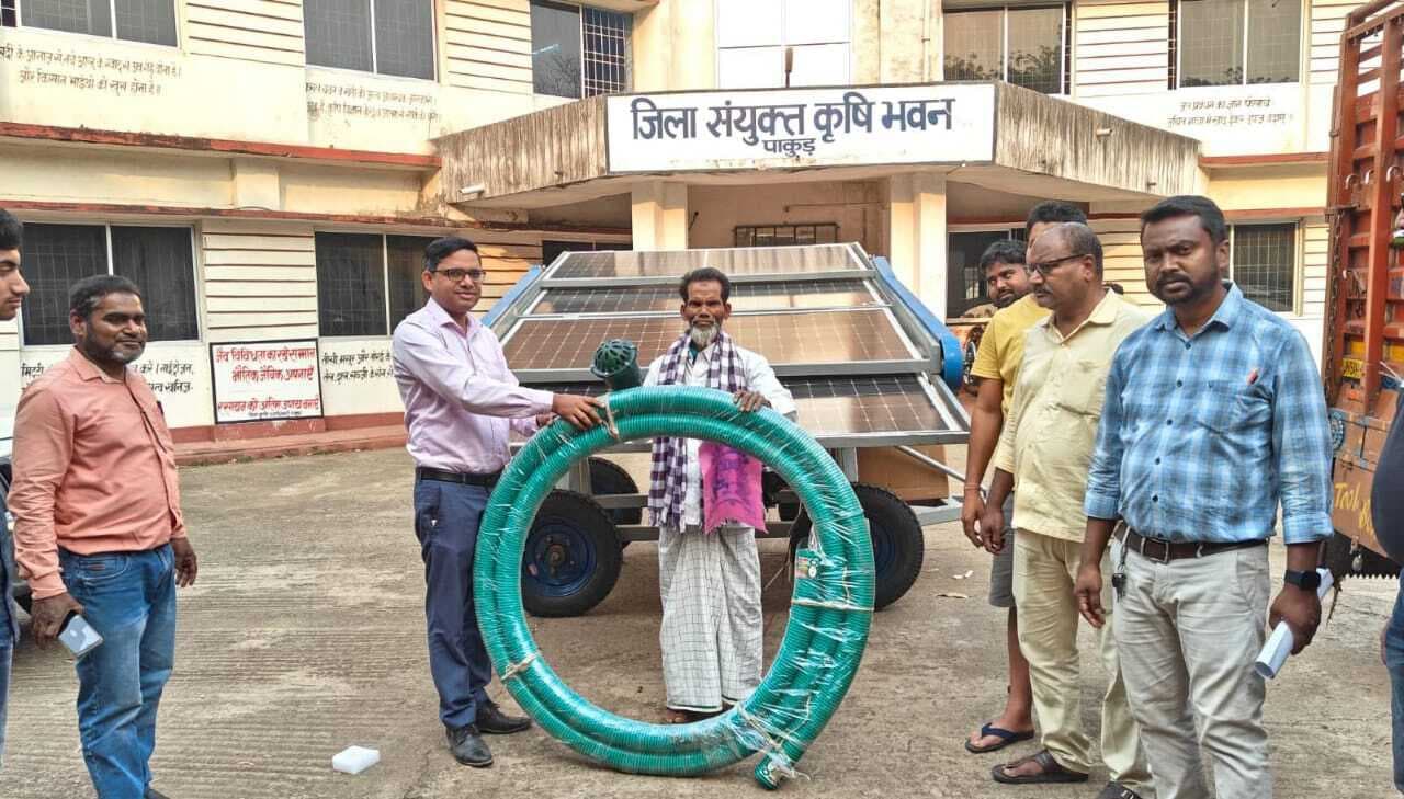 10 किसानों के बीच सोलर पंप सेट का किया गया वितरण