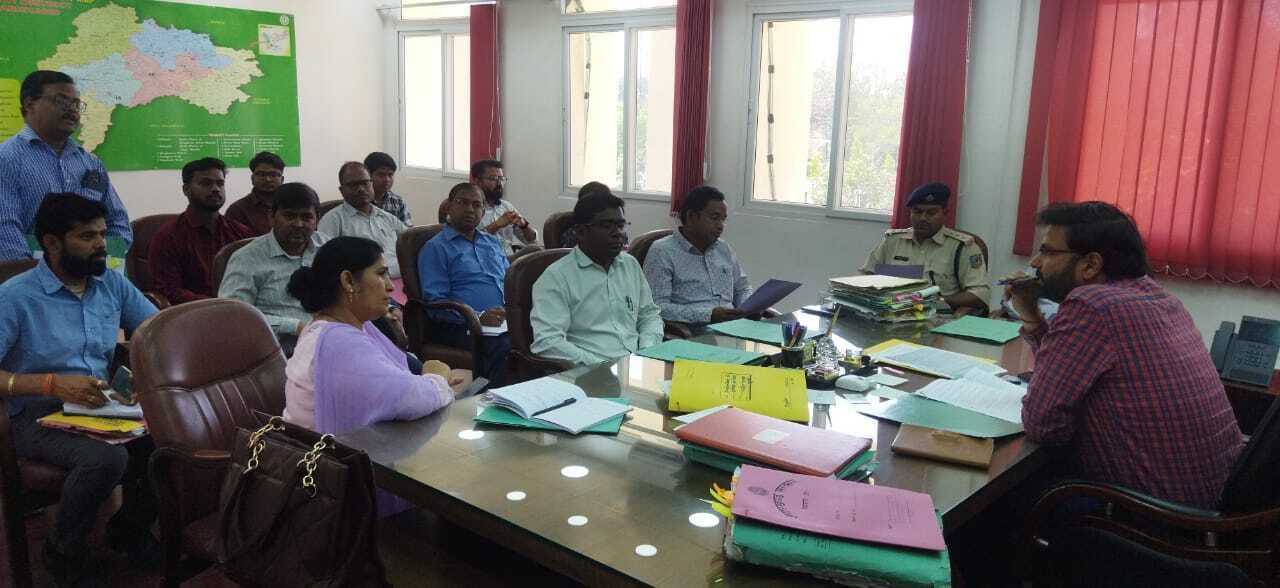 मिनी हॉकी स्टेडियम के निर्माण के लिए भूमि चिह्नित करने का निर्देश