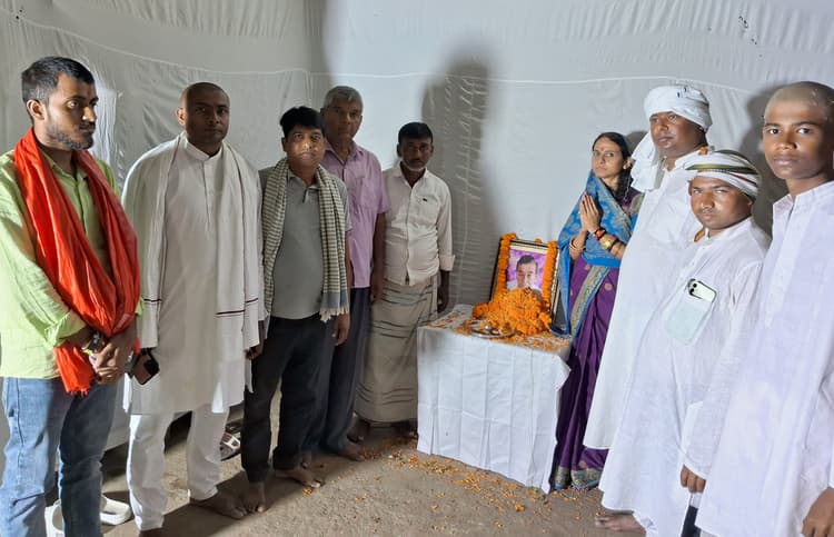 श्रद्धांजलि सभा में शामिल हुईं जिला पार्षद