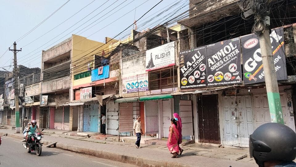 वीरगंज मेन रोड में दुकानदारों ने बंद रखा शटर