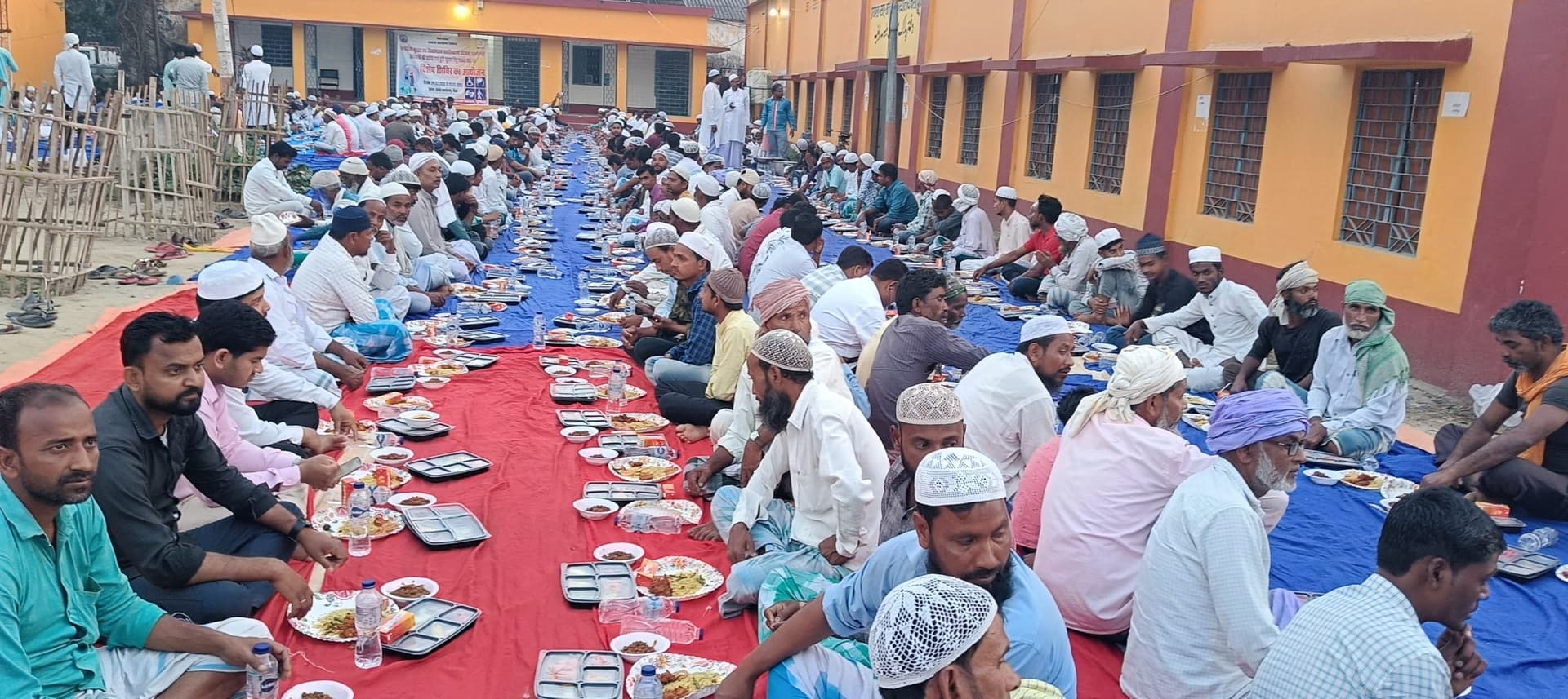 प्रखंड प्रमुख ने रोजेदारों को कराया इफ्तार