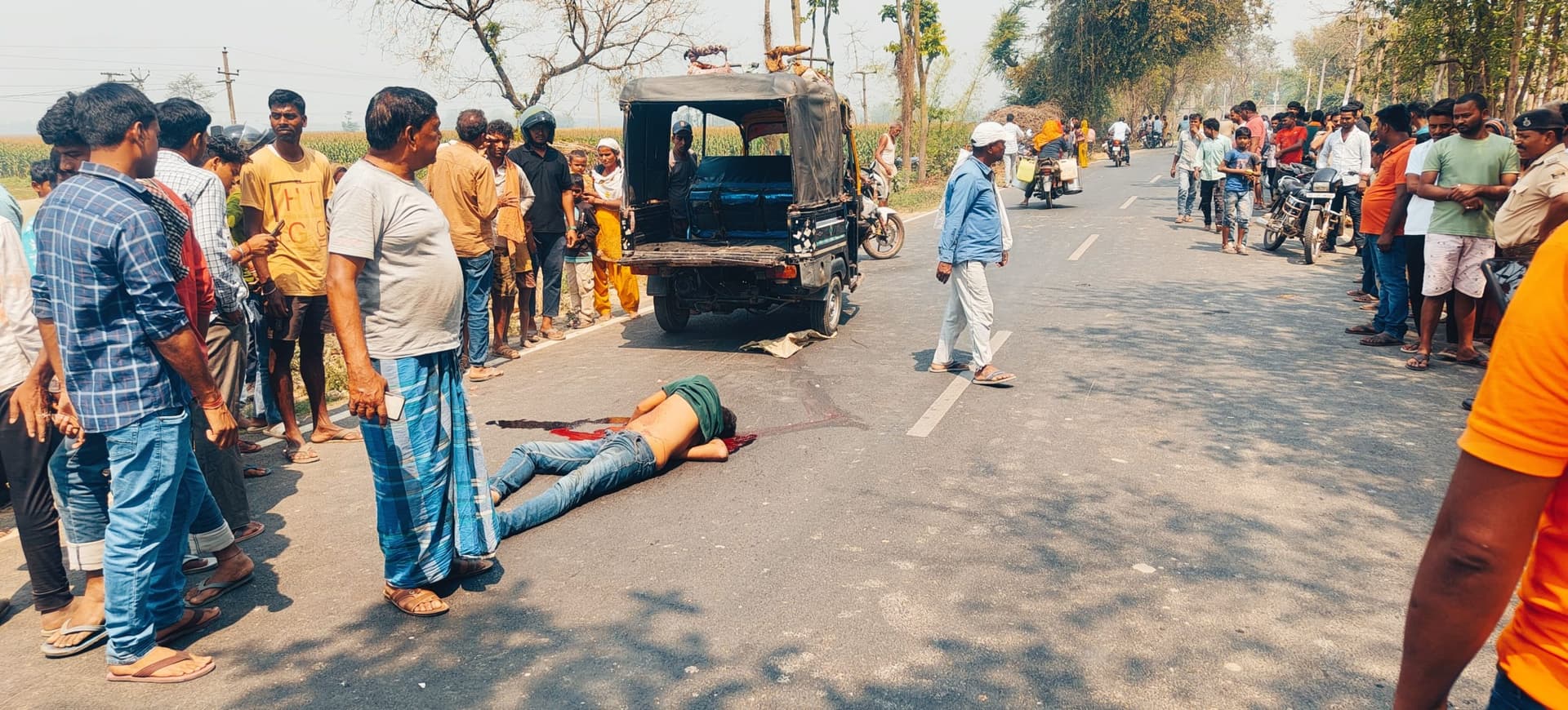 बाइक की ठोकर से युवक की मौत, दो बच्चे घायल