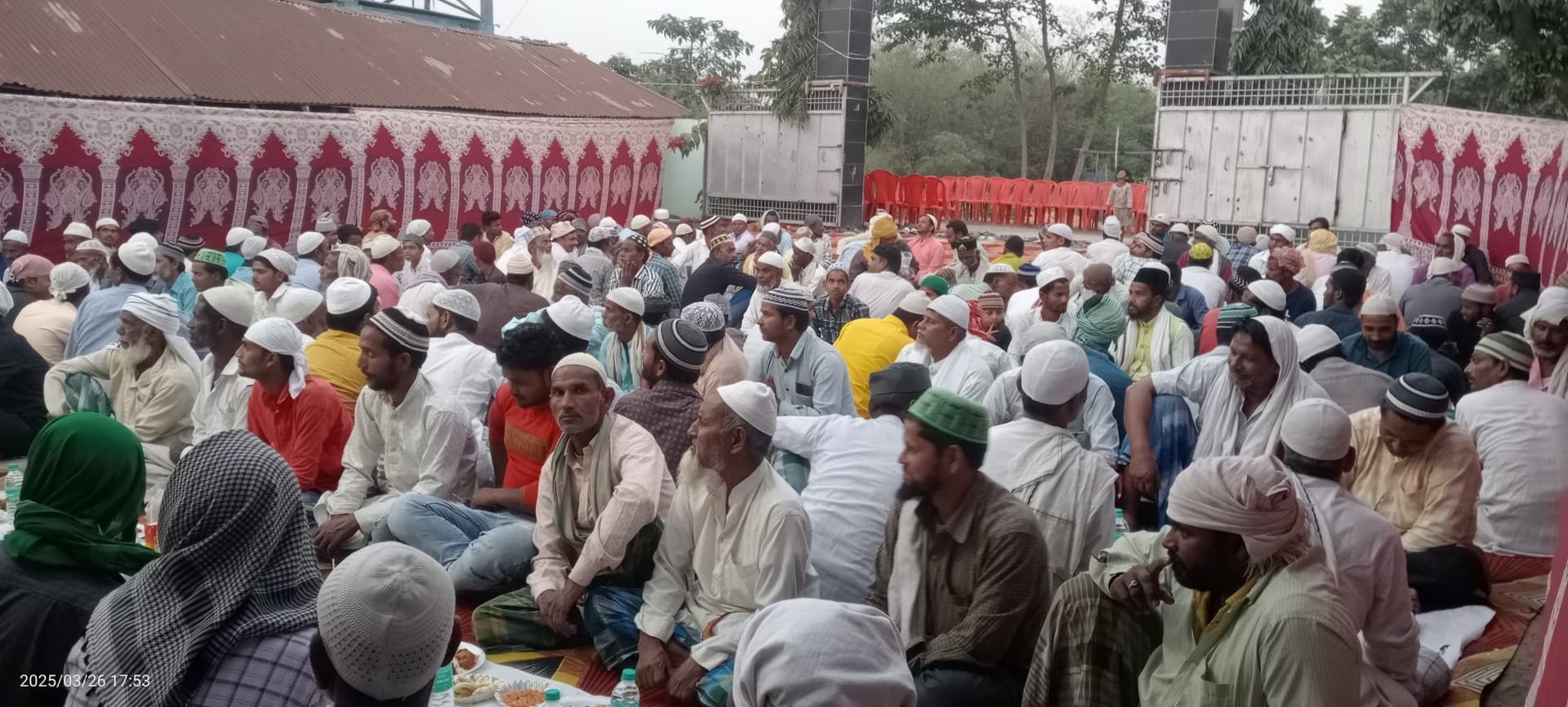 इफ्तार पार्टी में बड़ी संख्या में शामिल हुए रोजेदार