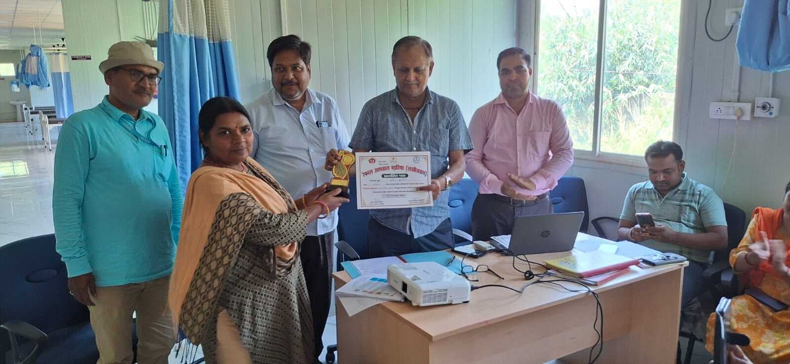 परिवार नियोजन में बेहतर कार्य करने वाले स्वास्थ्य कर्मियों को मिला प्रमाण पत्र