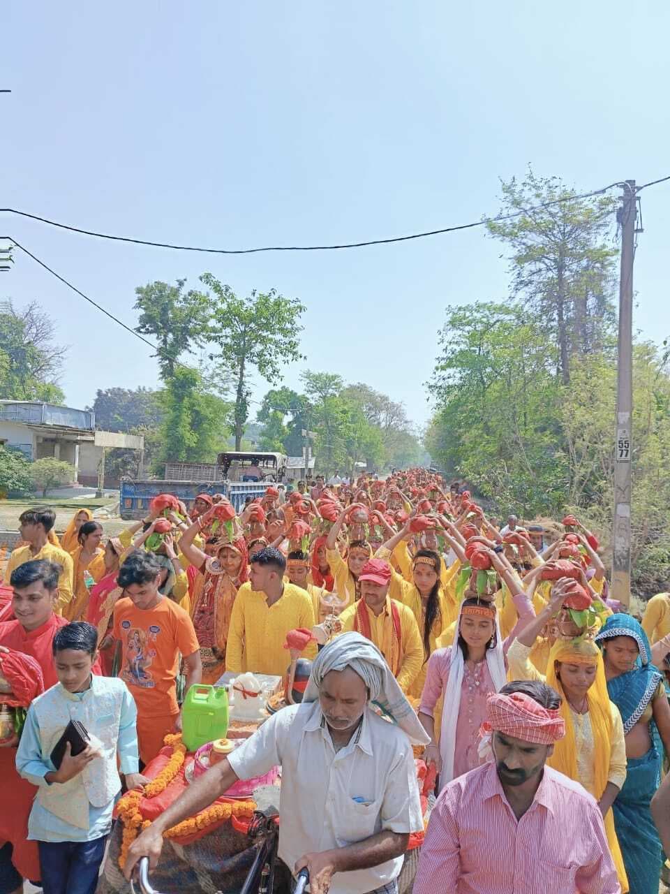 शिव मंदिर प्राण-प्रतिष्ठा पर निकाली शोभायात्रा