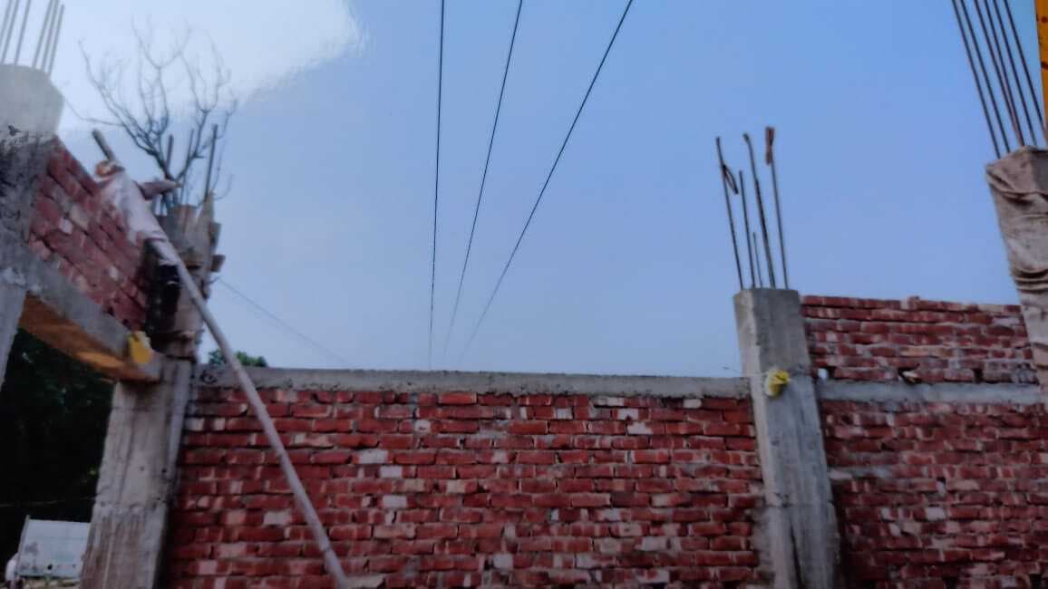 उच्च क्षमता का बिजली तार घर के उपर हादसे को दे रहा निमंत्रण