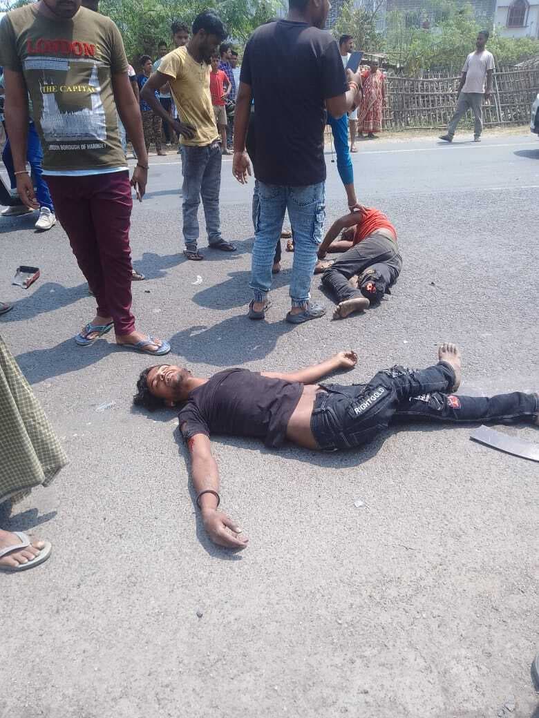 कार ने बाइक सवार को मारी टक्कर, दो युवक गंभीर रूप से घायल