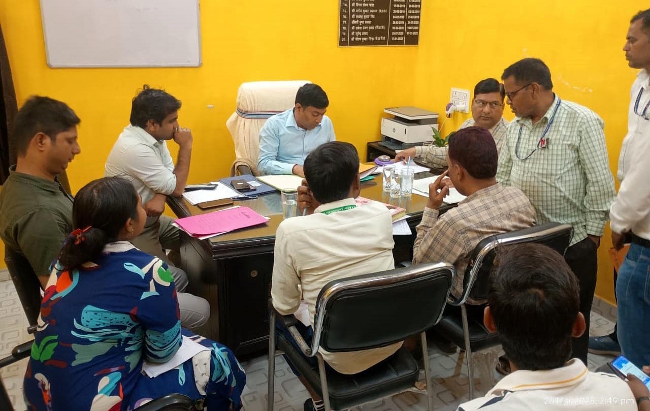 एसडीओ ने किया रामगढ़ चौक प्रखंड का निरीक्षण