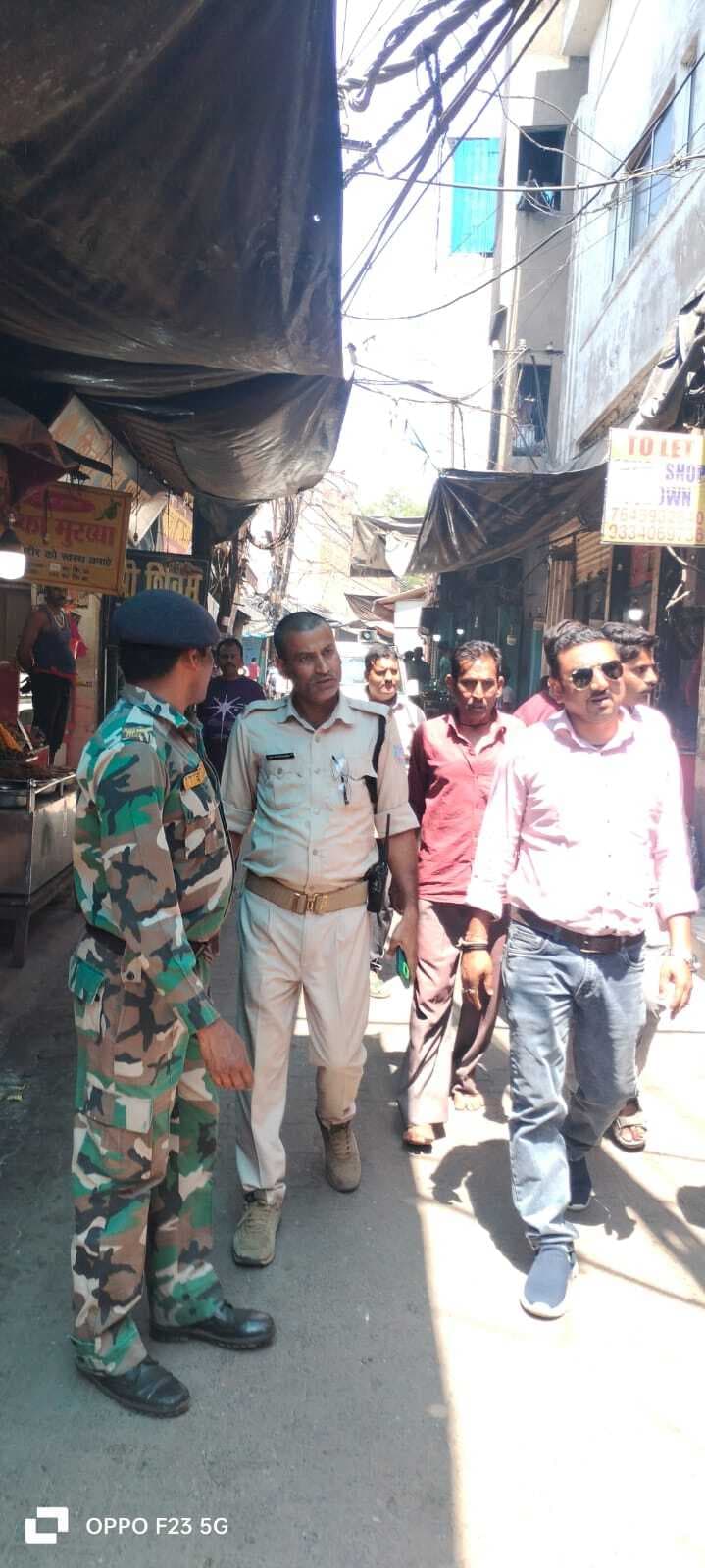 सड़क अतिक्रमण के खिलाफ सख्त अभियान, 35 दुकानदारों पर जुर्माना