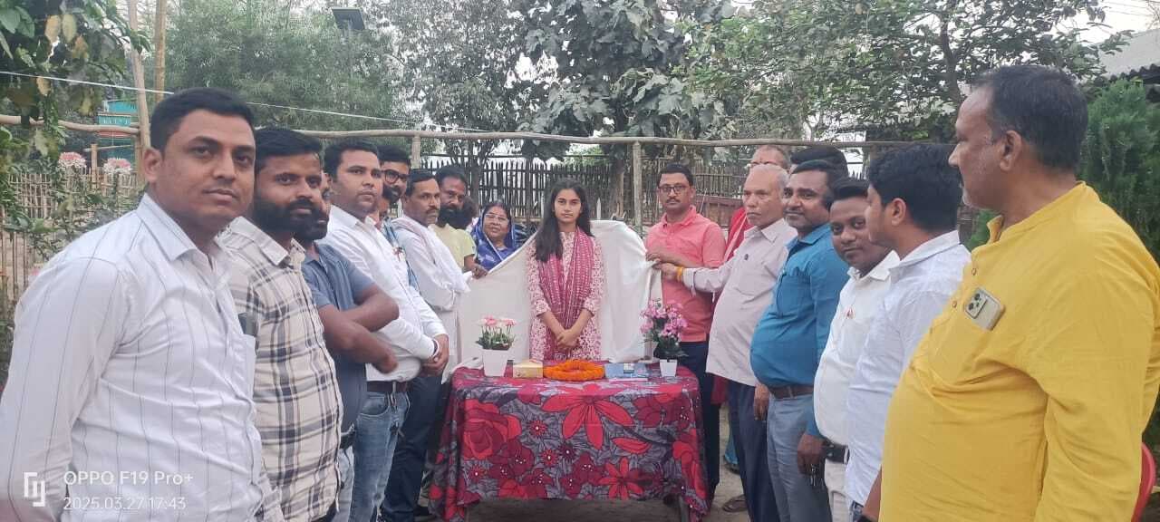 इंटर के कला संकाय में जिले में छठे स्थान प्राप्त करने पर छात्रा को किया सम्मानित