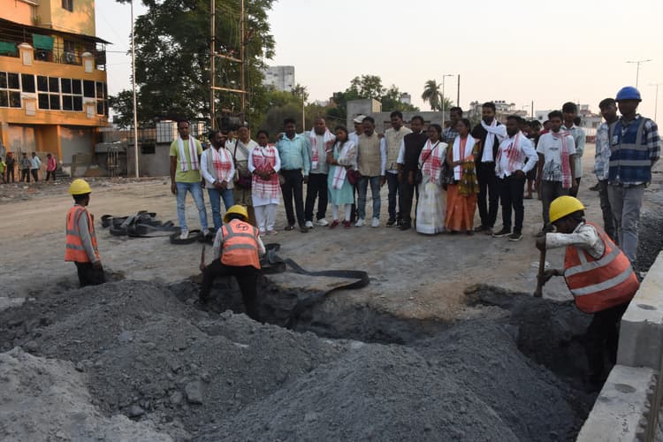 Ranchi news : सरहुल को लेकर सिरमटोली फ्लाइओवर के पास से हटायी जा रही अस्थायी संरचना