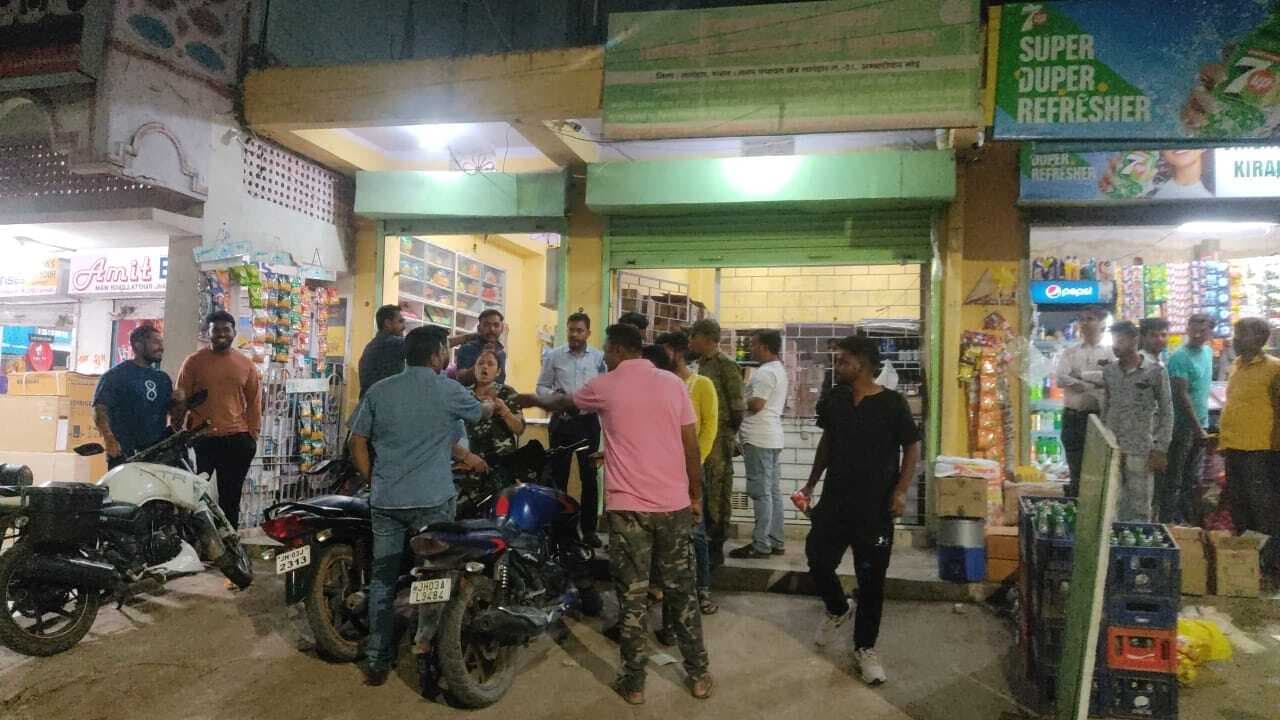 शराब की स्टॉक जांच करने पहुंचे अधिकारी आपस में भिड़े