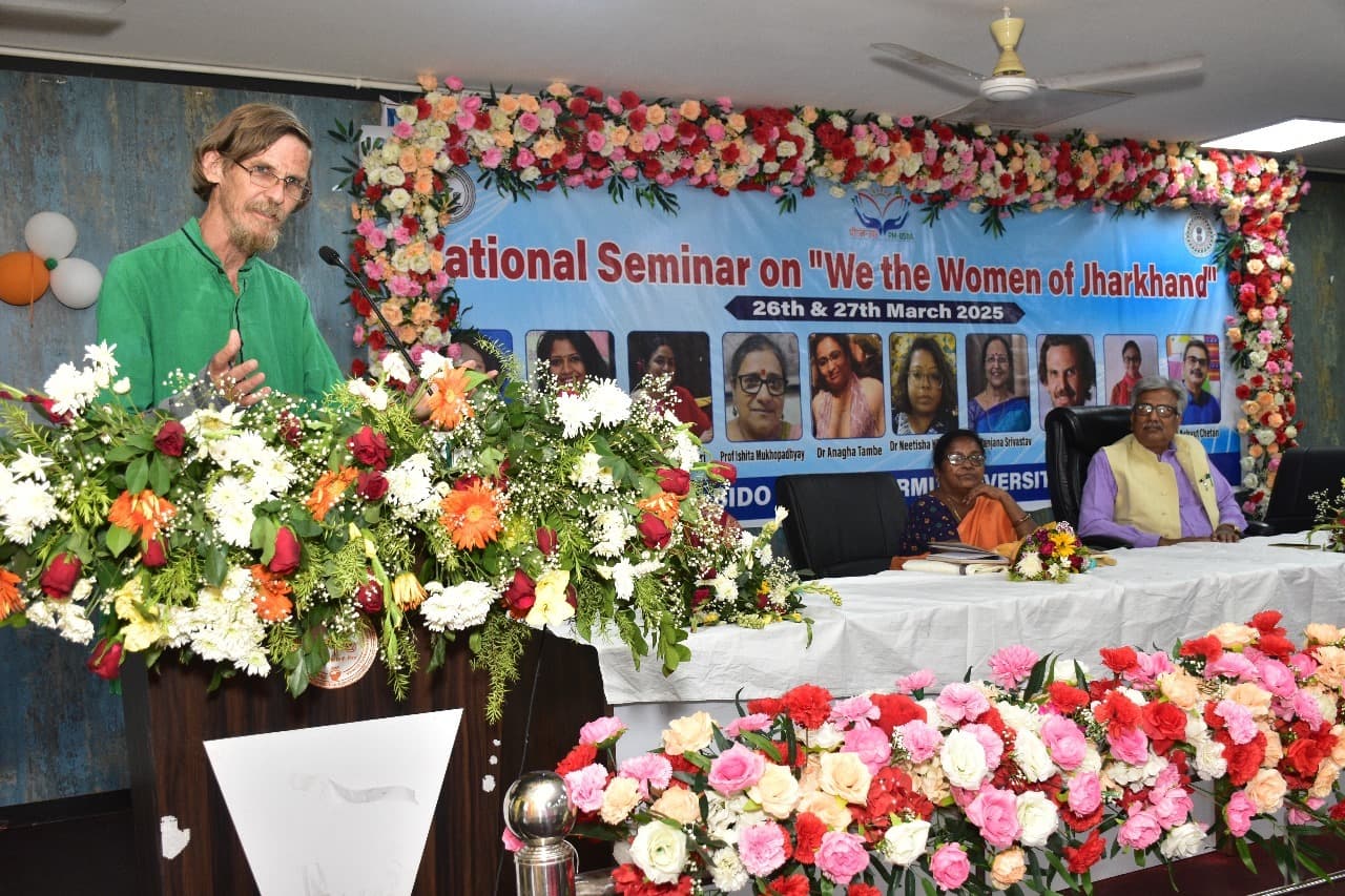 Lead News : सहयोग की नयी कल्पना आदिवासी महिलाओं के पास