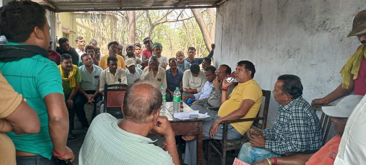 Deoghar news : कैजुअल मजदूरों की समस्याओं को लेकर पूर्व मंत्री ने गिरजा लोडिंग पॉइंट में की मंत्रणा