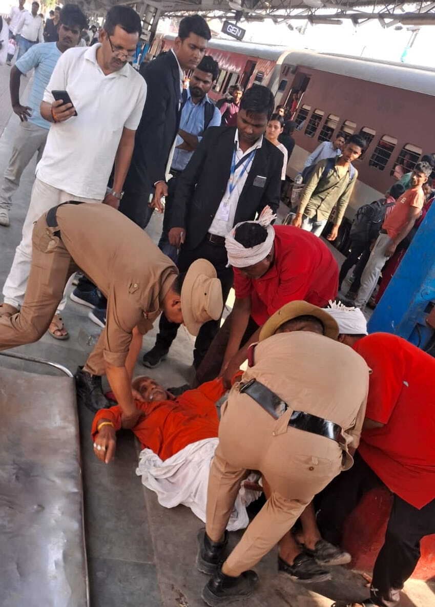 शाबास ! जंक्शन पर सीपीआर देकर बुजुर्ग की बचायी जान