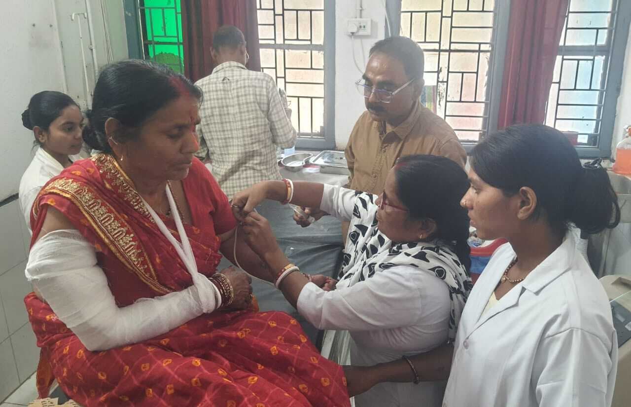 जमुआ मोड़ में बाइक दुर्घटना में दादी व पोता हुए घायल